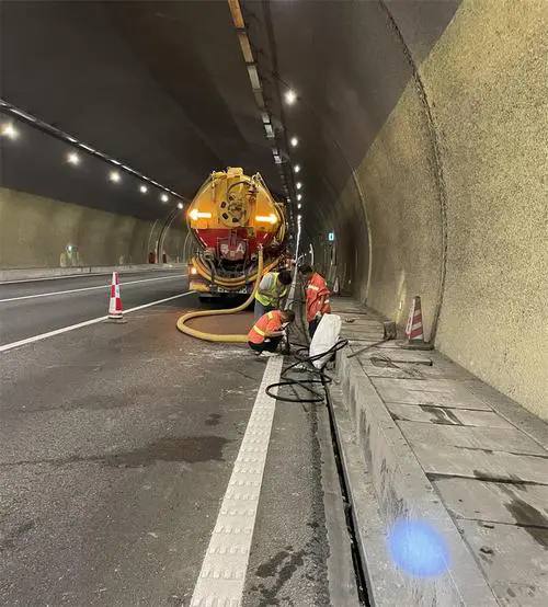 宁国隧道排水渠清淤